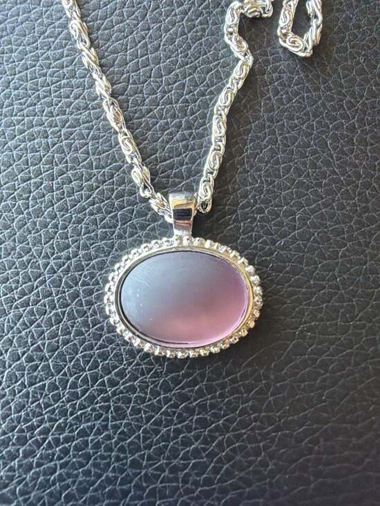 Unbranded Jewelry - Vintage Sterling Silver tone Oval Cabochon Mauve Stone Pendant Necklace (J-045)